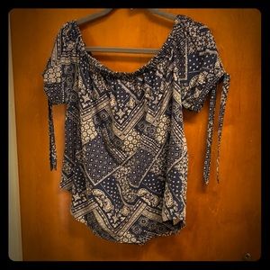 Summer, off-shoulder bandana pattern shirt